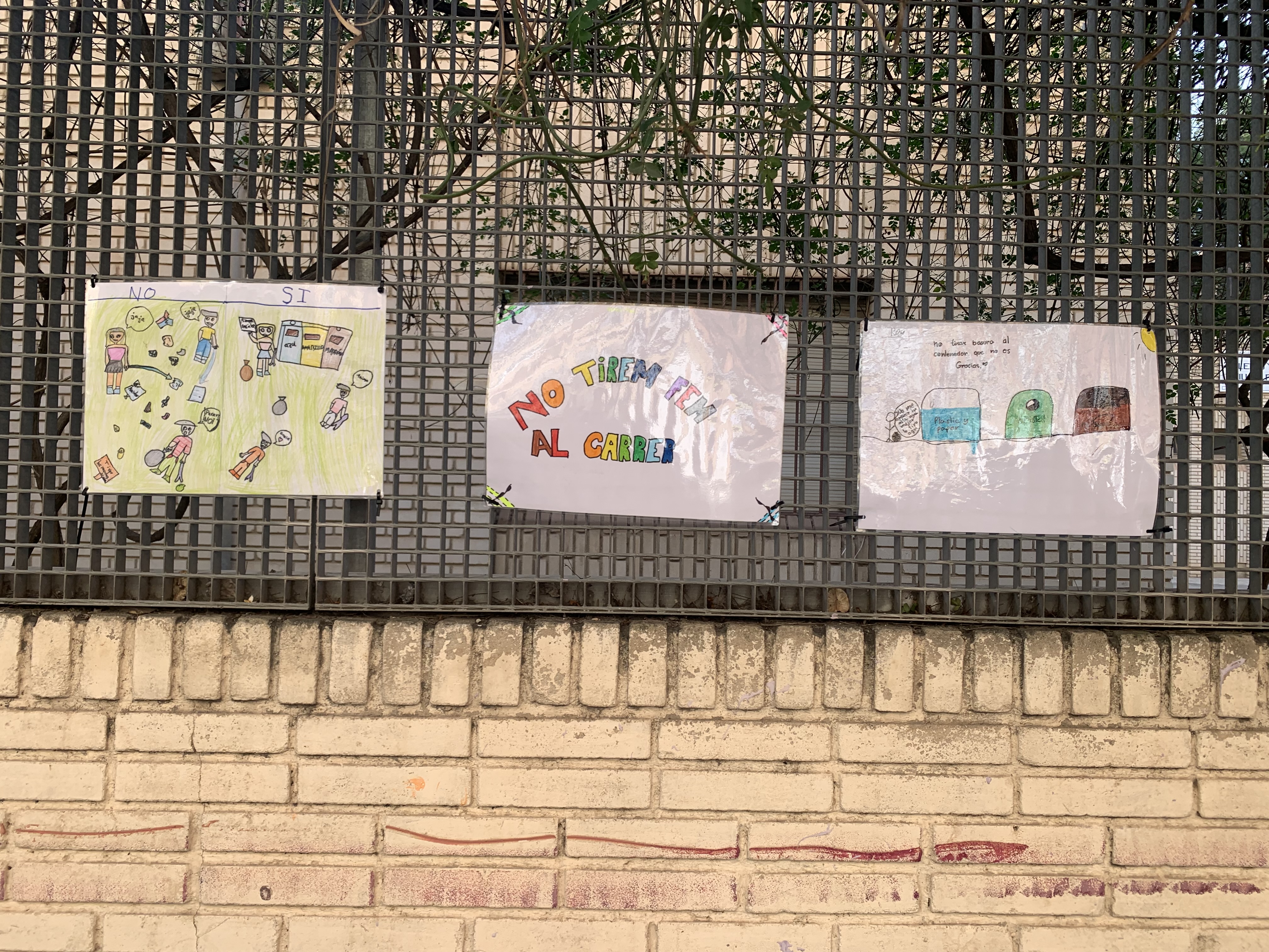 El alumnado del CEIP Les Sitges conciencia a la ciudadanía sobre la importancia de mantener limpio el barrio